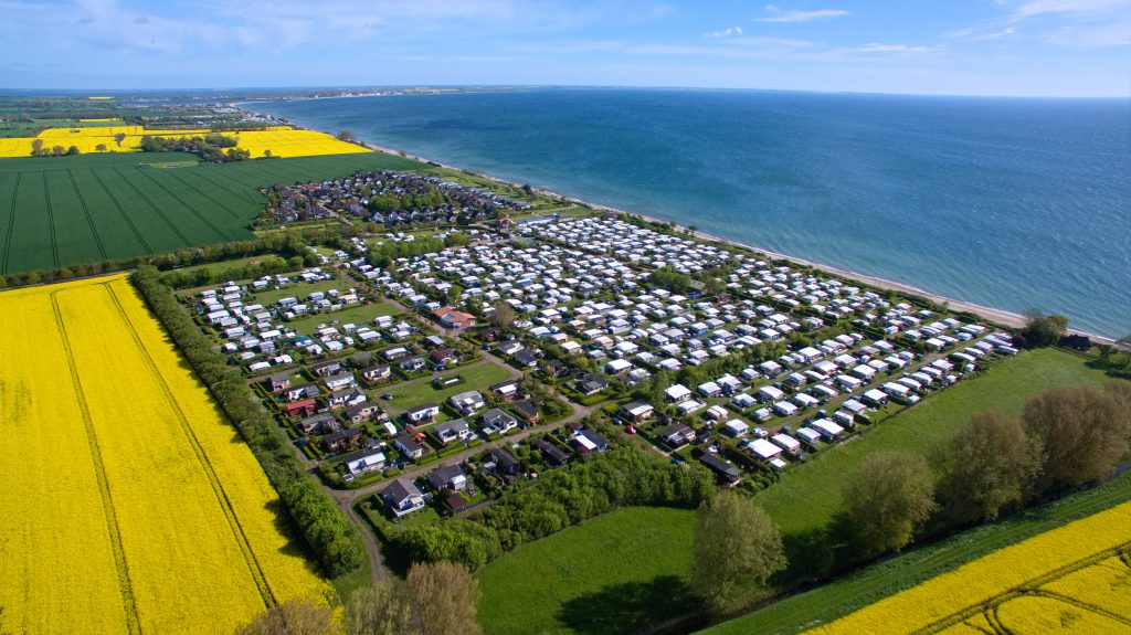 Luftaufnahme des Campingplatzes Costa Sahna an der Ostsee – Ansicht 1