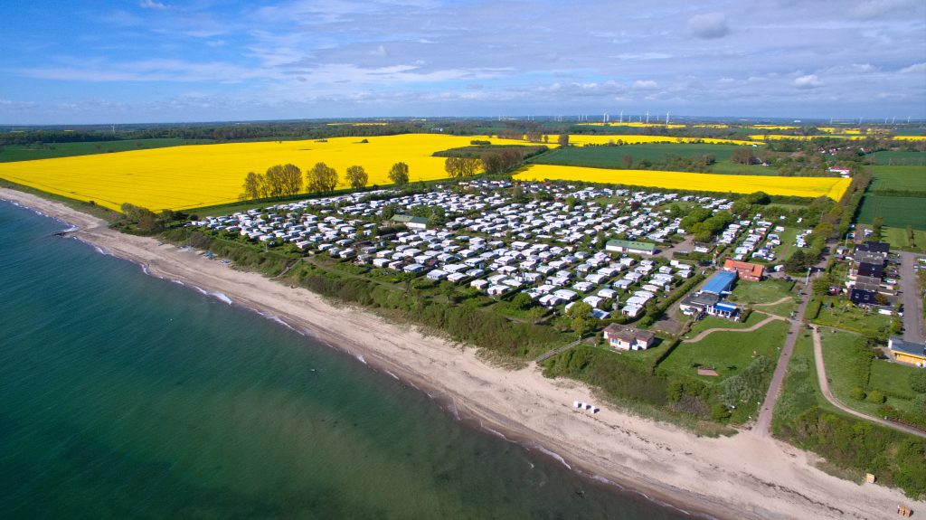 Luftaufnahme des Campingplatzes Costa Sahna an der Ostsee – Ansicht 2