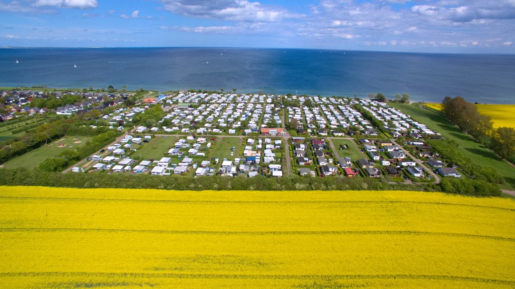 Luftaufnahme des Campingplatzes Costa Sahna an der Ostsee – Ansicht 3