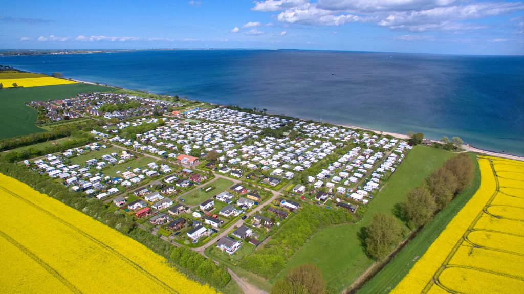 Luftaufnahme des Campingplatzes Costa Sahna an der Ostsee – Ansicht 4